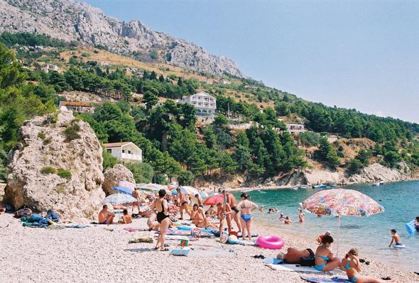 Malá rybářská vesnička Mimice se nachází na konci Omišské riviéry a nabízí především krásné pláže bez davů turistů, čisté moře, borové háje a nádherné panorama hor.