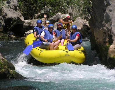 Doporučujeme Vám strávit adrenalinový týden nebo jen prodloužený víkend na Omišské riviéře, který kombinuje relax na pláži s adrenalinovými zážitky v nádherném kaňonu řeky Cetiny.