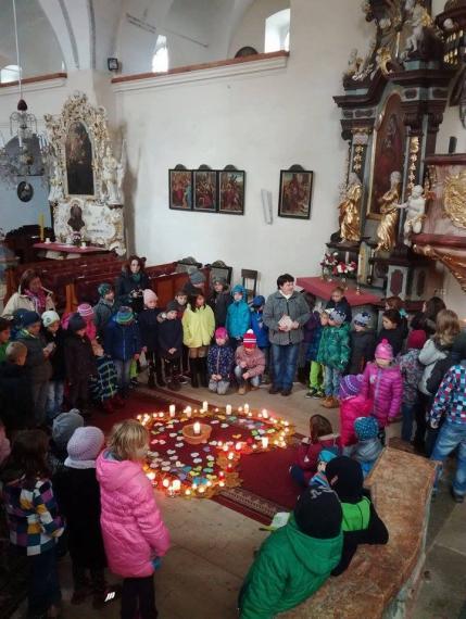DUŠIČKY V pondělí 6. listopadu navštívily kostel děti ze tří oddělení školní družiny a děti z výtvarného oboru. S vyprávěním na ně čekala katechetka Hana Pechová.