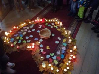 Děti si do kostela přinesly svá světýlka, která ozářila veliké srdce vytvořené z uschlých listů na podlaze kostela v prostoru před oltářem.