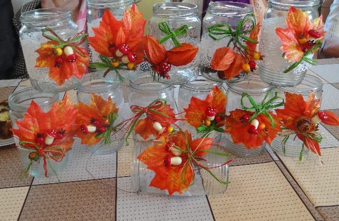 Na jaře jsme zaseli osení a velikonočně dozdobili a říjnové setkání jsme věnovali výrobě podzimních lucerniček.