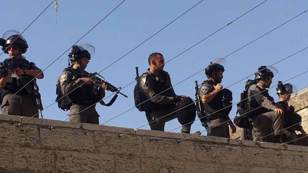Izraelští vojáci u mešity Al Aksa v Jeruzalémě.