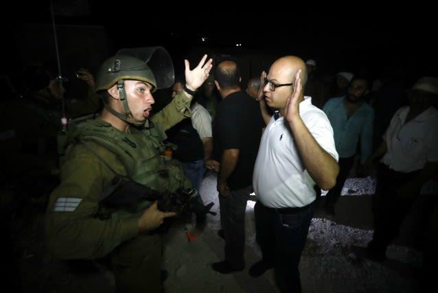 Když Amnesty nedávno mluvila s Faridem, popsal v hrůzostrašných detailech své loňské zatčeni na demonstraci v Hebronu. Se zavázanýma očima ho zavřeli do bedny, do které se sotva vešel.