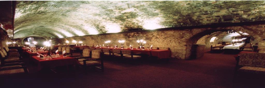 června 2006 proběhlo v rekonstruovaných prostorách původní koštárny otevření Vinotéky U Královny Elišky a zahájení provozu privátních vinných boxů a pravidelných ochutnávek vín moravských vinařství.