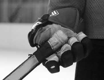 Proto je hůl nezbytnou pomůckou každého hráče. Hokejová hůl musí mít správnou délku má dosahovat pod bradu stojícího hráče.