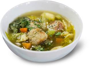 Suroviny 1500 ml zeleninového vývaru 100 g kukueice 100 g karfiolu 100 g zelenej fazuľky 100 g hrášku 150 g jarnej mrkvy mleté čiernie korenie, soľ, jarné byliny (listy púpavy, žihĺava, žerucha,