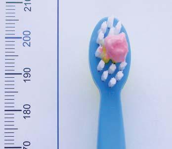 Obrázek 7: Velikost hlavičky zubního kartáčku a doporučené množství zubní pasty pro děti v předškolním věku Zdroj: MERGLOVÁ 2010 Ordinační aplikace sloučenin fluoru Během návštěvy v zubní ordinaci je