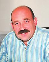 Na místo byla ihned vyslána hlídka, která zahlédla agresivního muže stojícího u tří zaparkovaných vozidel s rozbitými okny. Po spatření strážníků muž uchopil popelnici a pokusil se je napadnout.