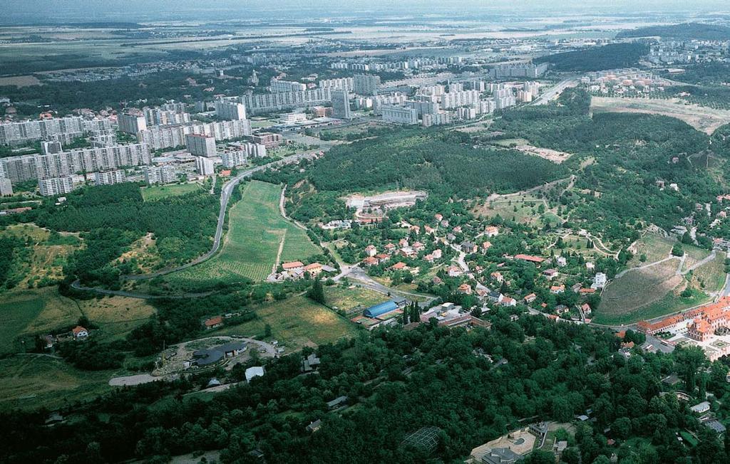 Pfiírodní park DrahaÀ-Troja Vyhlá en v roce 1990. Zabírá plochu 478 ha a leïí na pravém svahu vltavského údolí vãetnû pfiilehlé plo iny na západ od âimic a Bohnic.
