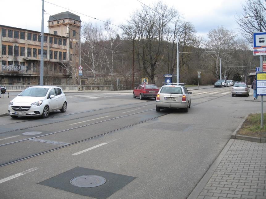 Zastávka Obřanský most Zastávka Obřanský most je (při pohledu od centra) umístěna těsně před křižovatkou u obřanského mostu (bezprostředně před vyústěním ulice Hrubinky).