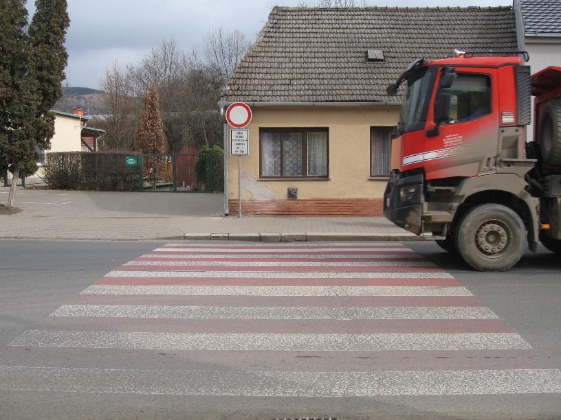 Dalším rizikem je velká šířka ulice Selské i ústící Karlovy, včetně zaústění ulice Dolnopolní. Tato zaústění generují rozsáhlé kolizní plochy a chaotické resp.