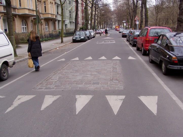 Stávající zvýšená plocha jako brána do zklidněné oblasti stavebně též lépe vystihuje spíše Zónu 30 než obytnou zónu a může zůstat bez úprav.