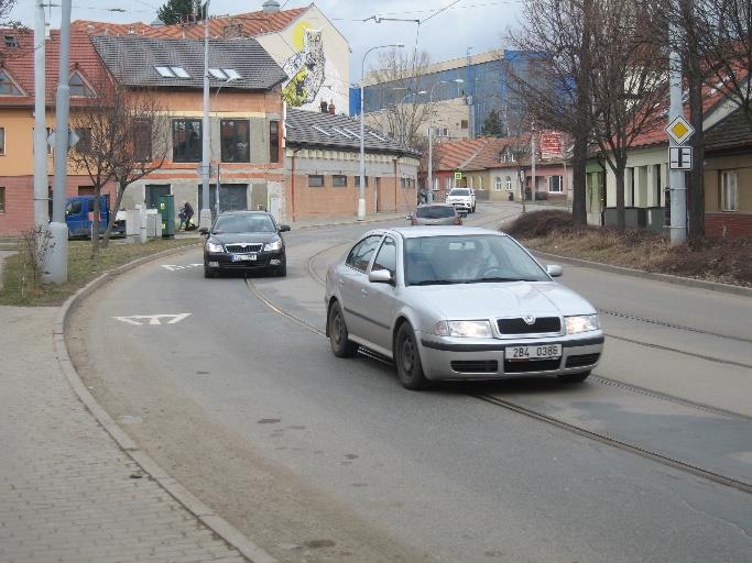 sérii bezpečnostních rizik. Jde o úsek silnice s tramvajovým pásem uprostřed a na okrajích jsou jízdní pruhy proměnlivé šířky.