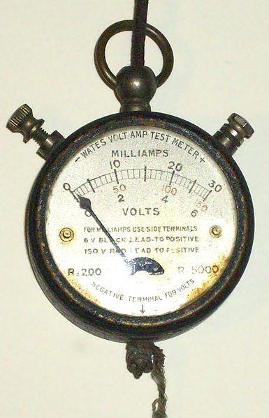 okruhů. Macadie vynalezl přístroj, který může měřit proud A, napětí V a ohmů, takže tento multifunkční přístroj byl pak jmenován Avometer.