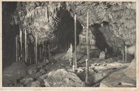 Pagoda v jeskyni