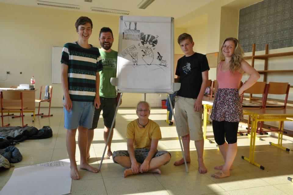 ukulele, oprava auta, film s diskuzí. Večerní programy byly různé.