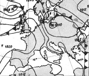 Do půlnoci 13. srpna se střed tlakové níže přesunul nad Polsko a zároveň se tlaková níže začala vyplňovat (obr. 33).