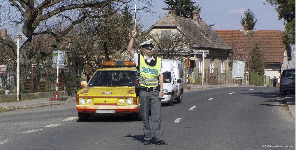 Test: 7. prosince 2018 5:46 (číslo 3) 1 z 7 1. [2 b.] Tento pokyn policisty znamená: "Stůj!" "Volno" "Pozor!" 2. [1 b.