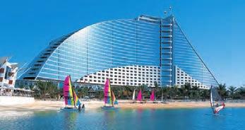 Jumeirah Beach Hotel Arabský poloostrov > SPOJENÉ ARABSKÉ EMIRÁTY Luxusní hotelový komplex s vysokou úrovní poskytovaných služeb umístěný na krásné pláži s výhodnou polohou v blízkosti centra Dubaje.