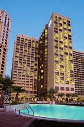 mezinárodního letiště v Dubaji je cca 20 km. Hotel zajišťuje bezplatnou kyvadlovou dopravu do obchodních center. Krásná písečná pláž je dlouhá téměř 1 km, slunečníky a lehátka jsou na pláži zdarma.