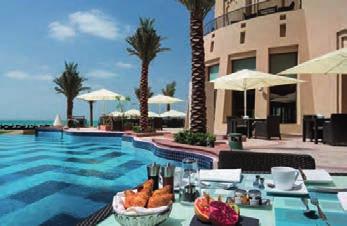 písečné pláži, slunečníky, lehátka a osušky jsou zdarma. Od mezinárodního letiště v Dubaji je hotel vzdálen cca 30 km.