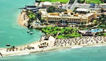 Hotel Al Hamra Fort & Beach Resort Velice žádaný hotelový resort s vysokým standardem poskytovaných služeb a vynikajícím stravováním je vhodný pro všechny věkové kategorie včetně rodin s dětmi.