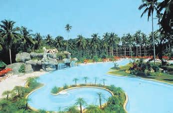 Hotelový komplex je obklopen tropickou zahradou, která poskytuje klientům klidné zázemí. Do středu Patongu, které je centrem zábavy a nákupů, jen 5 min.
