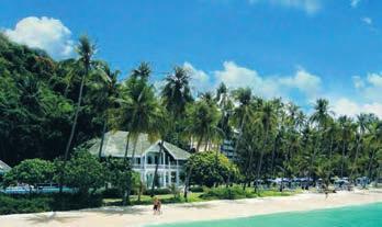 Kamala Beach, obklopený kokosovými palmami. V okolí hotelu je několik menších restaurací. Do rušného centra Patongu asi 4 km, spojení místní dopravou nebo hotelovým busem.