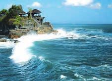 Ve srovnání s ostatními indonéskými ostrovy je Bali relativně malé, měří 5 630 km 2 a počet obyvatel se pohybuje okolo 3 milionů.