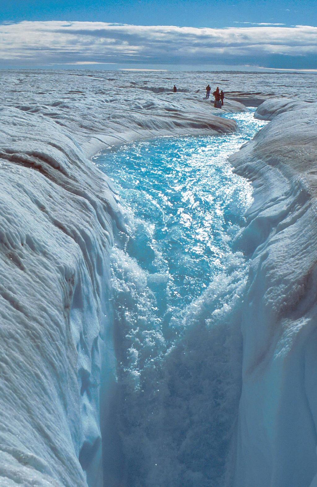 Tání na povrchu Grónska Vody klesající do mlýna, svislé šachty vedoucí na