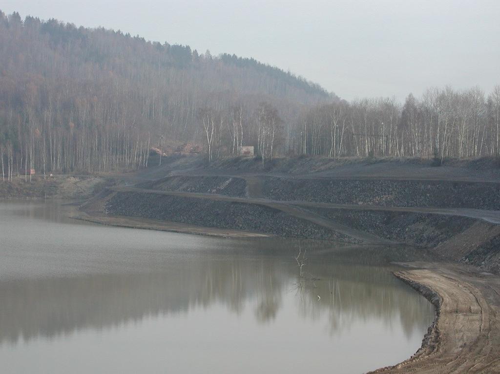 Obrázek 9 pohled na provedenou přitěžovací lavici severního lomu [1] 3.3 Období čerpání důlních vod Dlouhodobé čerpání důlních vod probíhalo během těžby i po jejím ukončení v letech 1946 2011.