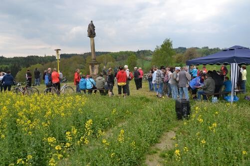 Turisté i přátelé Mikroregionu Mohelnicko se setkali v neděli 8. května na Mírově u sochy Nejsvětější Trojice, na švédské cestě. Akce Po stopách švédských vojsk se konala po páté.