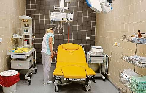 Ohlídá idvojčata Gynekologicko-porodnické oddělení používá také nový kardiotograf přístroj, který monitoruje při porodu matku idítě. Snímá srdeční frekvenci plodu a děložních stahů ženy.