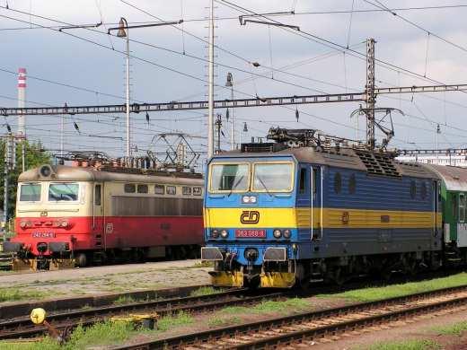 Obr. 6 - Elektrická lokomotiva ř. 363 ČD (v popředí) v žst. Plzeň hl. n. Obr. 7 - EJ ř. 650 ČD (Škoda 7Ev) Obr. 8 - Elektrická jednotka ř.