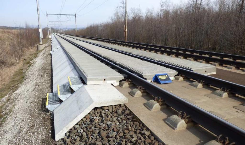 Oba typy absorbérů byly implementovány na druhé traťové koleji pevné jízdní dráhy RHEDA 2000, v přímém úseku typ BA v km 9,641 až 9,791 a typ BA-S v km 9,841 až 9,991.