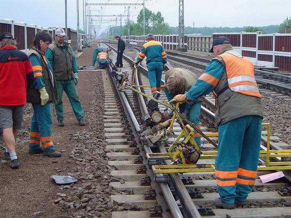 Obr. 1 - Broušení velkým traťovým strojem Tyto velké stroje však vyžadují výluky dopravy, a tak omezují propustnost