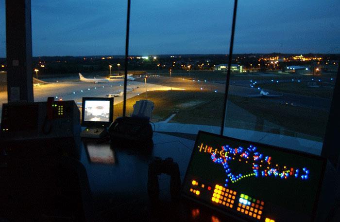 Ovládání systémů Na letištní řídící věži musí být zařízení pro ovládání a monitorování funkčnosti: Světelných zabezpečovacích zařízení