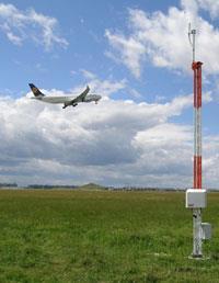 odlétávajícími letadly k poskytování navigační pomoci letům VFR Přehledové systémy zobrazující situaci na letišti slouží k: monitorování