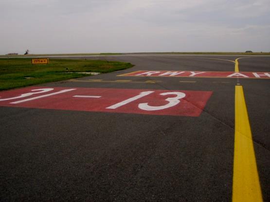 Značení Značení (Marking) jsou symboly nebo skupiny symbolů vyznačené na povrchu pohybové plochy za účelem poskytování leteckých informací.