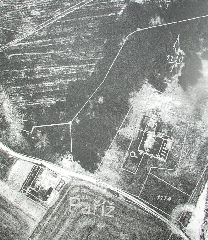 4 Aerial photography 1979 and cadastral map Bylo využito možnosti pokládání vrstev na sebe.