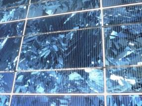 Fotovoltaické systémy Polykrystalické články použití Si nižší výrobní náklady,