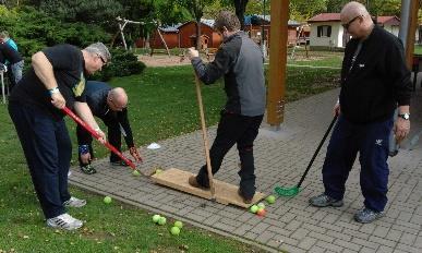 důvěru nejmocnějších pro svěření speciální vládní zakázky. Je třeba chovat se nenápadně, moc slov škodí. Vše podstatné se nachází v algoritmu, který určuje postup špiónské mise.