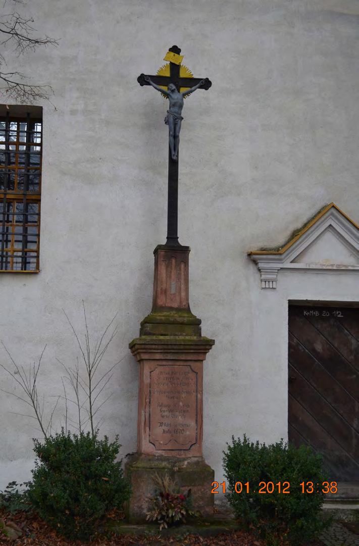 Kříž z roku 1820 stával původně před budovou školy na Hlaváčové ul.