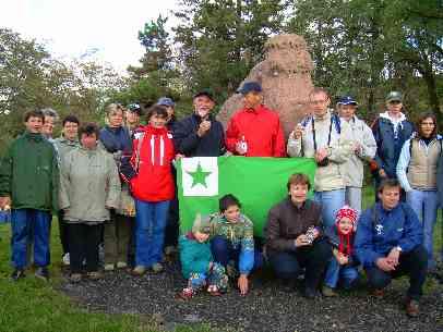 Promeno en praepokon Přerov Předmostí Trideko da partoprenintoj el diversaj Esperanto-kluboj vizitis (la 13-an de oktobro 2007) trovejon de mamutoĉasintoj en Přerov Předmostí.