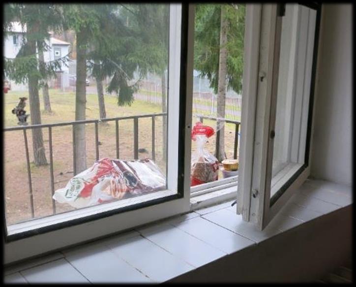 Vstupy do těchto prostor zatarasuje vysoký katr, ač jsou místnosti jednotlivě zamykatelné.