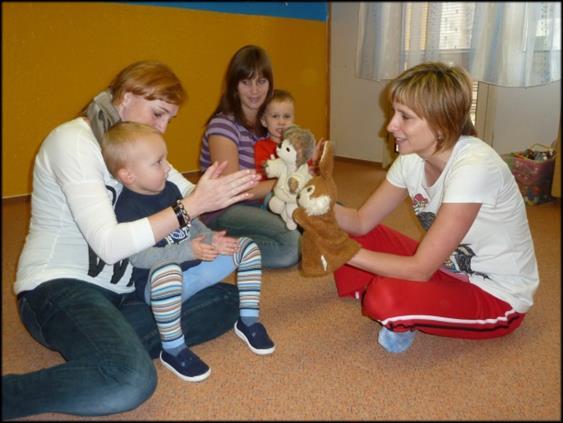 Výchovně vzdělávací a zájmové aktivity v Rodičovském centru Vlnka VESELÁ ŠKOLIČKA Dopolední aktivita pro děti ve věku 2-4 roky.