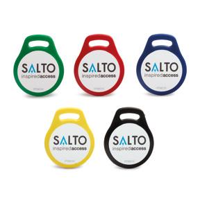 K dispozici různé barvy, SALTO nebo jiný design na vyžádání. Splňuje požadavky na bezkontaktní řízení přístupu a je kompatibilní s technologií SALTO virtuální síť data na kartě.