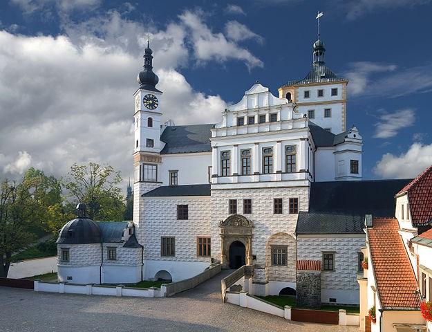 ČTVRTEK 24/5/2018 VEČERNÍ PROGRAM ZÁMEK PARDUBICE 18:30 19:00 Registrace 19:00 22:00 SLAVNOSTNÍ VEČER Slavnostní večer proběhne v historických prostorách Rytířských sálů zámku Pardubice.