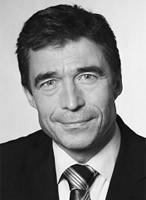 Anders Fogh RASMUSSEN generální tajemník NATO Dánský politik Anders Fogh Rasmussen se stal 1. srpna 2009 dvanáctým generálním tajemníkem Severoatlantické aliance. Narodil se v roce 1953.