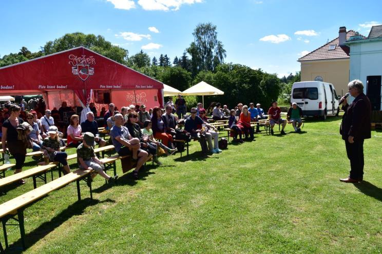 FESTIVAL Rovněž v tomto ročníku mělo publikum k dispozici žetony, které po skončení umisťovalo do připravených nádob, jejichž obsah byl pak přesně